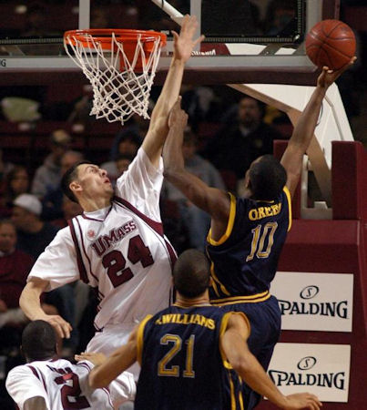 Tony Gaffney tries to stop La Salle's Rodney Green